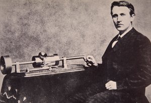 彼の発明、蓄音機、1878によって座っているトーマスA.エジソン